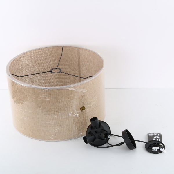 Le titre du produit en français est : "LAMPE PENDANTE JUTA 3