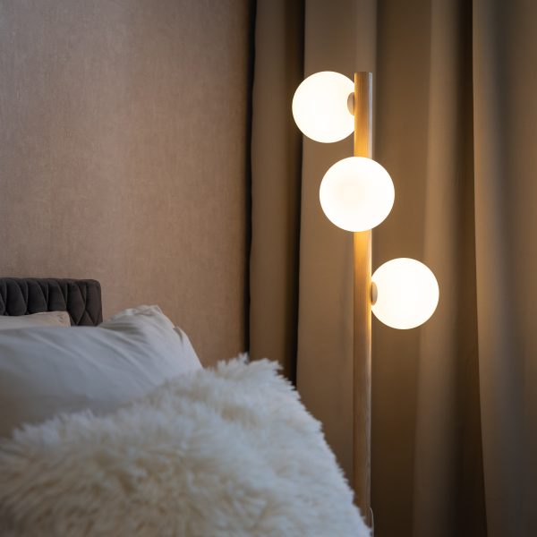 Le titre du produit en français est : "LAMPE SUR PIED EN BOIS ESTERA 3