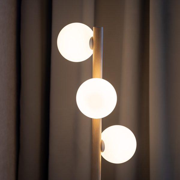 Le titre du produit en français est : "LAMPE SUR PIED EN BOIS ESTERA 3