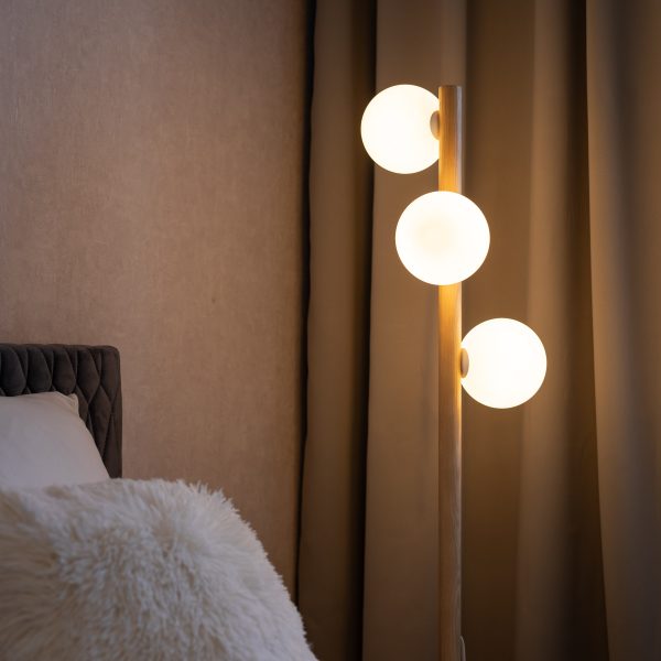 Le titre du produit en français est : "LAMPE SUR PIED EN BOIS ESTERA 3